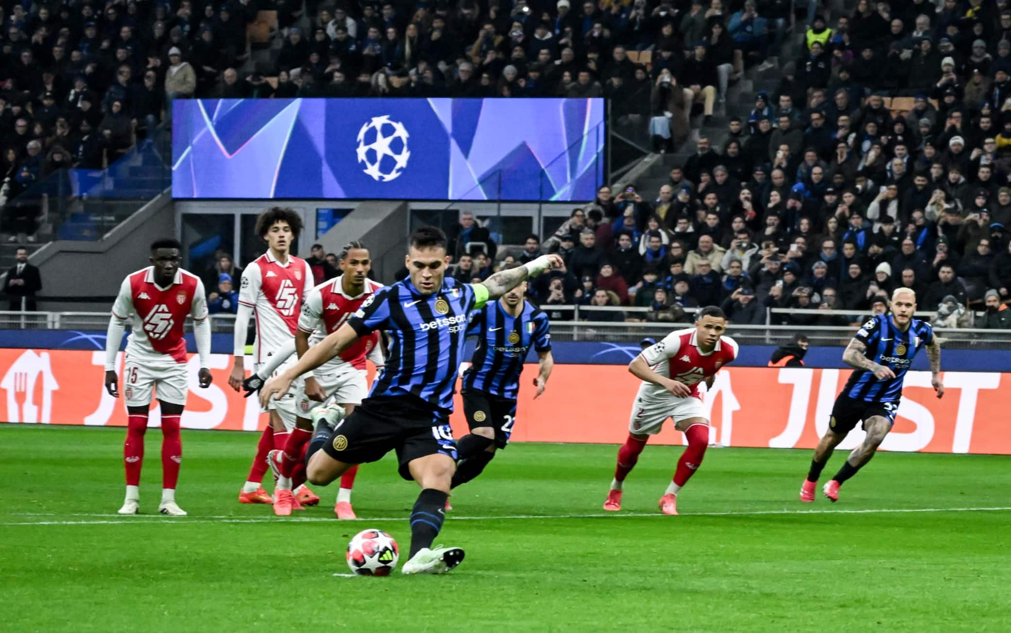 Il gol su rigore di Lautaro