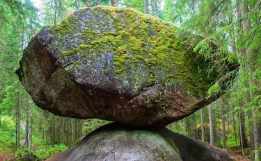 Kummakivi, la "roccia strana" in equilibrio da 11mila anni
