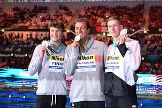 Paltrinieri oro epa10033780 Silver medal winner US Bobby Finke, gold medal winner Gregorio Paltrinieri of Italy and bronze medal winner Florian Wellbrock of Germany (L-R) pose during the medal ceremony of the men s 1500m freestyle final of the 19th FINA World Championships in Duna Arena in Budapest, Hungary, 25 June 2022. EPA/Tibor Illyes HUNGARY OUT