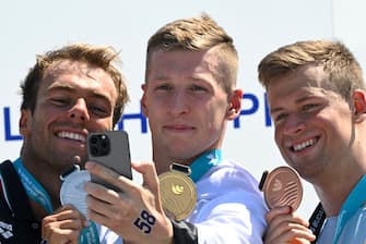 Paltrinieri argento epa10036180 (L-R) Silver medalist Gregorio Paltrinieri of Italy, gold medalist Florian Wellbrock of Germany and bronze medalist Mykhailo Romanchuk of Ukraine pose for photographs during the award ceremony for the men's 5km open water swimming of the 19th FINA World Championships at Lupa lake near Budapest, Hungary, 27 June 2022. EPA/Zsolt Szigetvary HUNGARY OUT