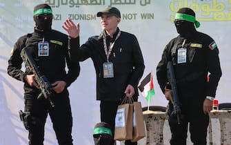 Keith Siegel Palestinian militant group Hamas fighters escort American-Israeli hostage Keith Siegel on a stage before handing him over to a Red Cross team in Gaza City on February 1, 2025, as part of the fourth hostage-prisoner exchange. (Photo by Omar AL-QATTAA / AFP)