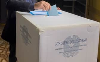 una persona mentre vota