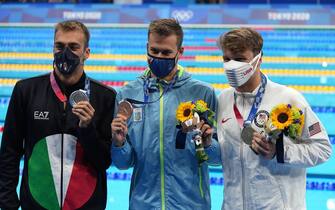 Gregorio Paltrinieri a Tokyo 2020 epa09375261 (L-R) Gregorio Paltrinieri of Italy (silver), Mykhailo Romanchuk of Ukraine (bronze) and Robert Finke of the US (gold) during the medal ceremony after the Men's 800m Freestyle Final during the Swimming events of the Tokyo 2020 Olympic Games at the Tokyo Aquatics Centre in Tokyo, Japan, 29 July 2021. EPA/NIC BOTHMA
