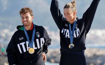 epa11537102 Gold medalists Ruggero Tita and Caterina Banti of Italy during the medal ceremony for the Mixed Multihull event of the Sailing competitions in the Paris 2024 Olympic Games, at the Marseille Marina in Marseille, France, 08 August 2024.  EPA/SEBASTIEN NOGIER