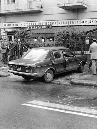 Il luogo e la macchina in cui è stato ucciso in un attentato Piersanti Mattarella nel 1980 ANSA 