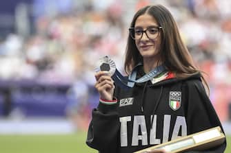 Nadia Battocletti Nadia Battocletti of Italy poses with her silver during the victory ceremony for the for the Women 10000m final of the Athletics competitions in the Paris 2024 Olympic Games, at the Stade de France stadium in Saint Denis, France, 10 August 2024. ANSA / CIRO FUSCO