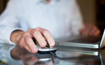 Una persona davanti allo schermo di un pc