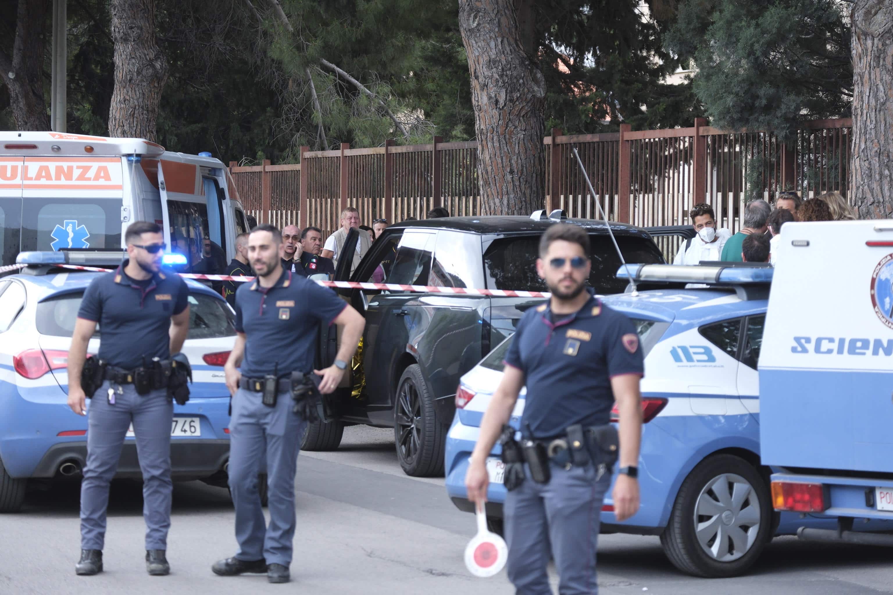 La polizia sul luogo del ritrovamento dell'imprenditore Angelo Onorato, trovato morto nella sua auto con una fascetta di plastica che gli stringeva il collo