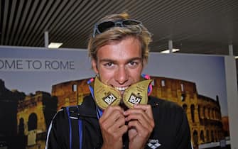 Il rientro a Roma dagli Europei di nuoto in Germania.del campione europeo degli 800 e 1500 sl, Gregorio Paltrinieri, il 25 agosto 2014 all'aeroporto di Fiumicino (Roma). ANSA/ TELENEWS