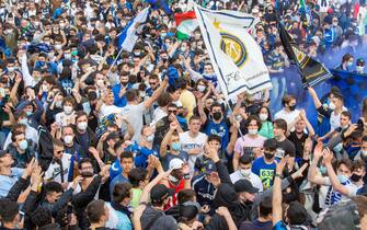 Tifosi interisti in Duomo festeggiano la vittoria dello scudetto