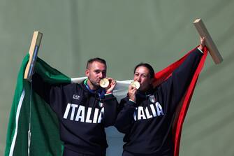skeet epa11527871 The gold medalists Gabriele Rossetti (L) and Diana Bacon (R) of Italy celebrate during the medal ceremony for the Skeet Mixed Team event of the Shooting competitions in the Paris 2024 Olympic Games at the Shooting centre in Chateauroux, France, 05 August 2024. EPA/VASSIL DONEV